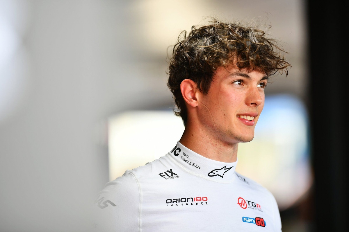 Oliver Bearman se emociona ao pilotar Lotus histórica de Ayrton Senna