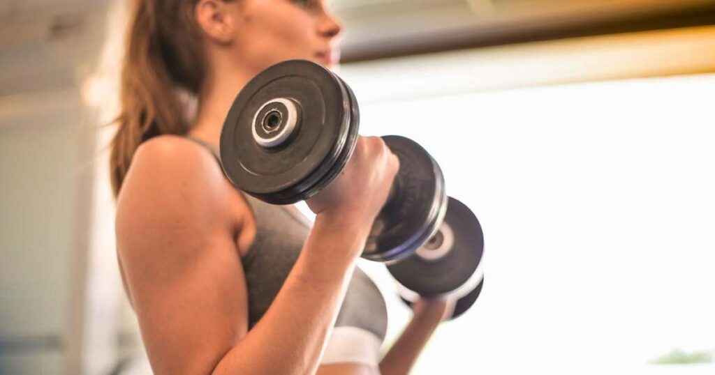 Dor no ombro após treino: como diferenciar lesão de fadiga muscular
