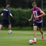 Cirurgia no braço tira Henderson das quartas da Copa após fratura em comemoração pela Inglaterra