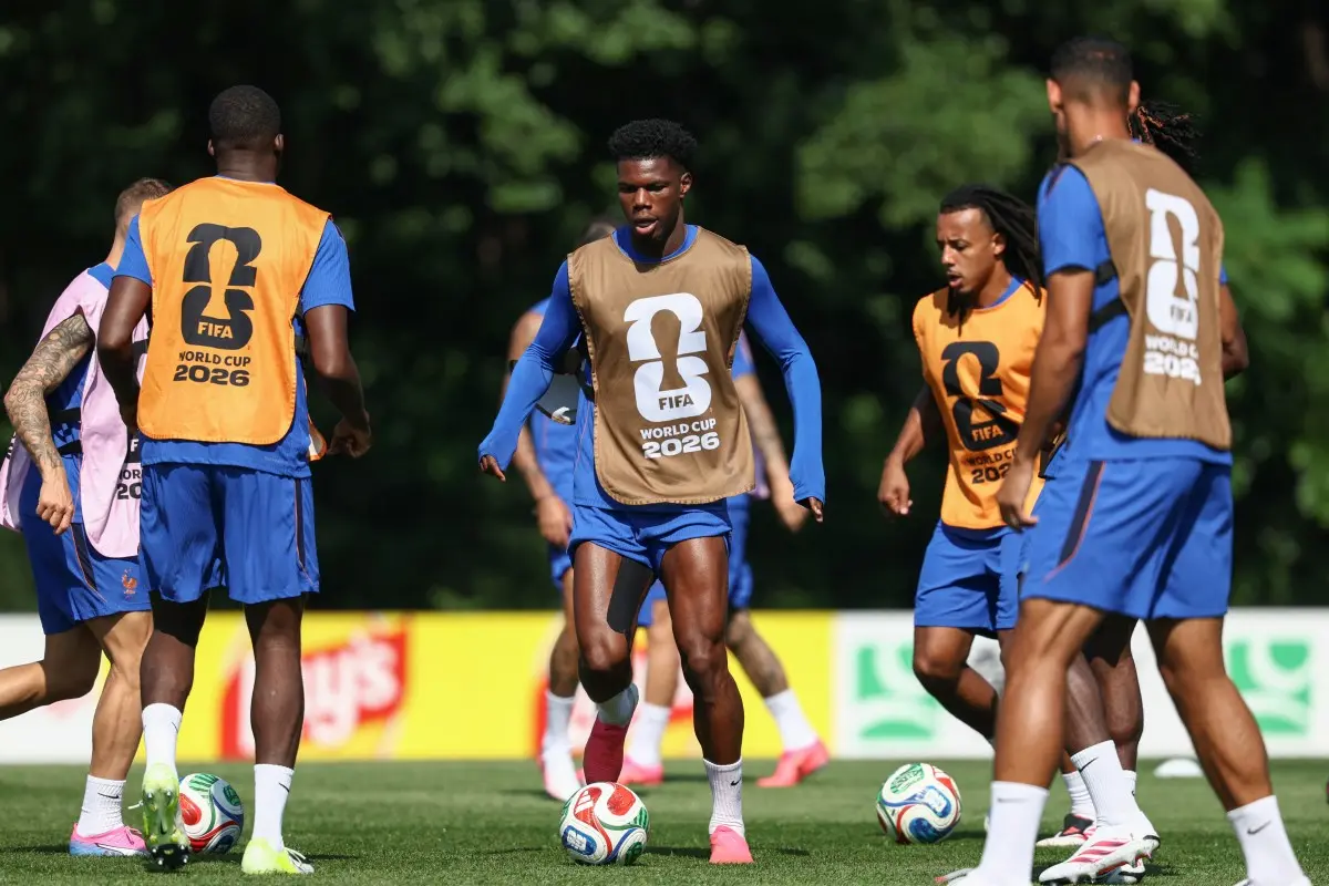 Tchouaméni retoma atividades com a seleção francesa visando as quartas da Copa 2026