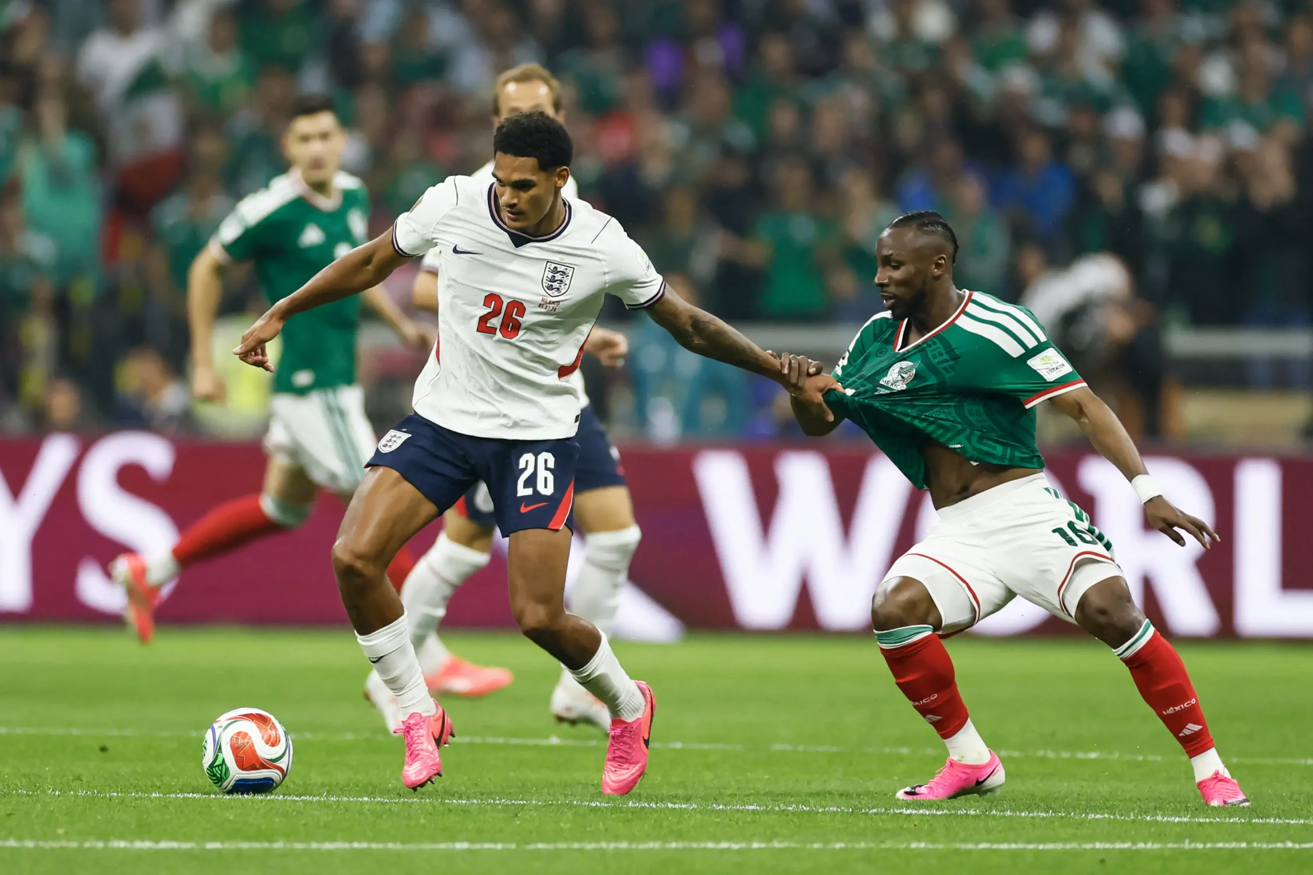 Jarell Quansah recebe suspensão de dois jogos após expulsão na Copa do Mundo