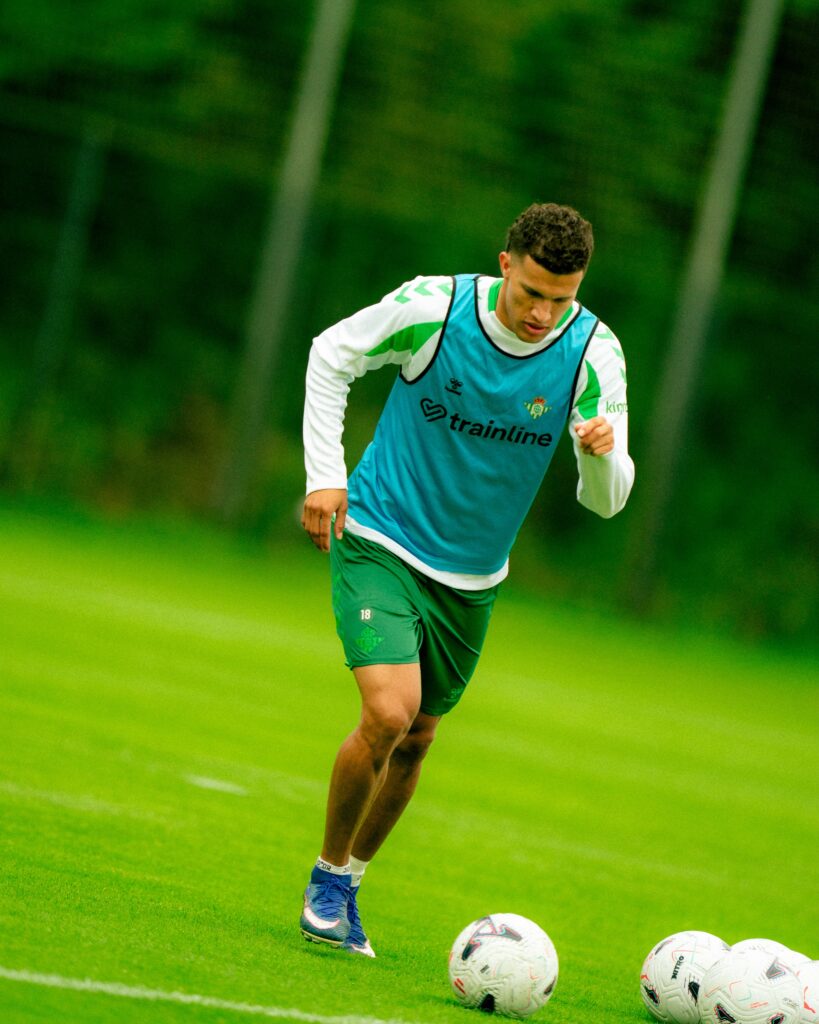 Nelson Deossa inicia trabalhos de pré-temporada com o Real Betis