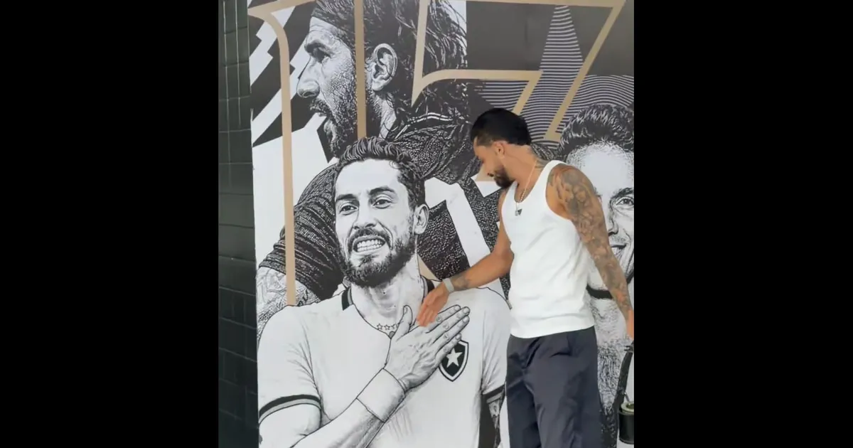 Alex Telles é eternizado em mural de ídolos no estádio Nilton Santos