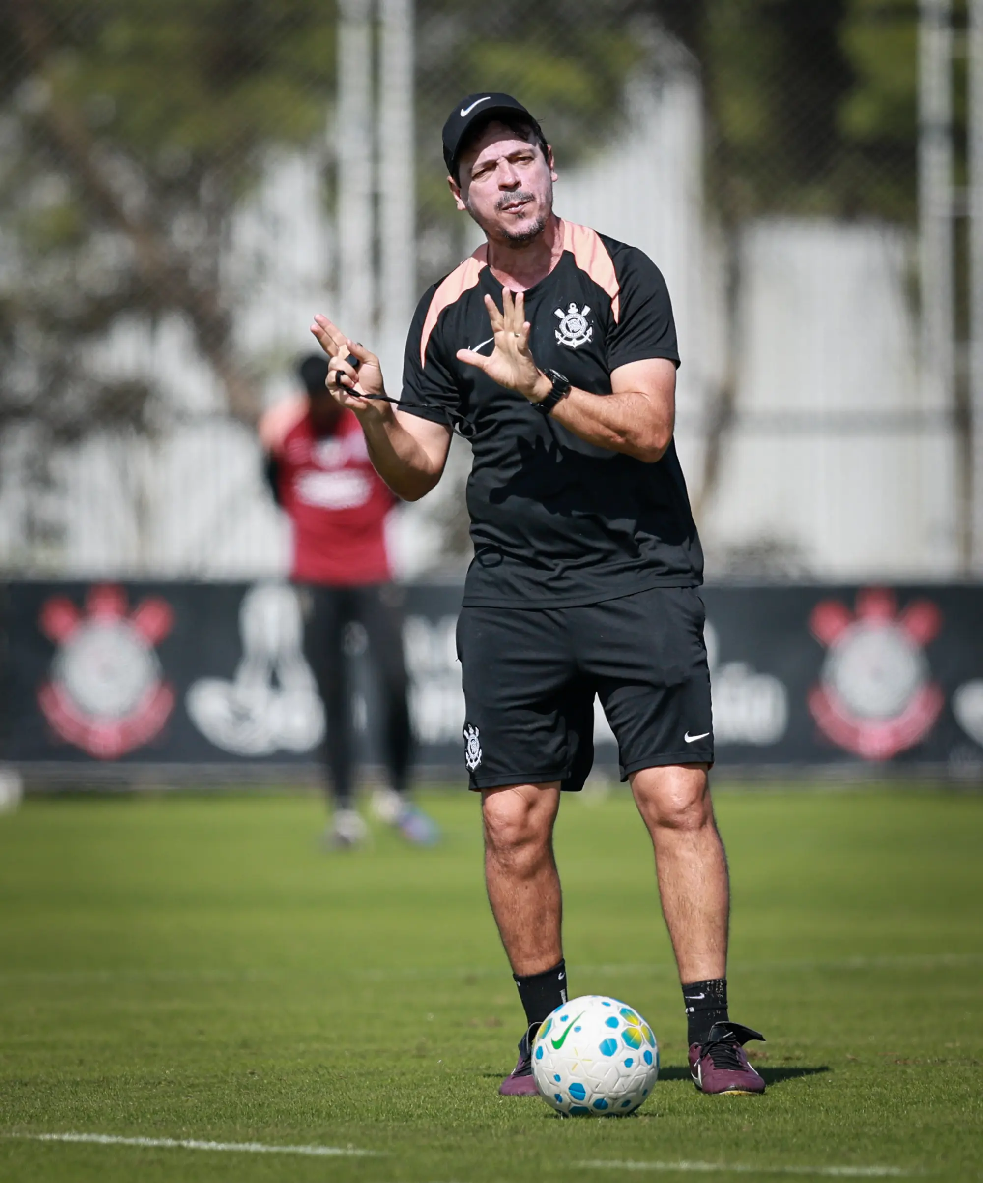 Fernando Diniz intensifica ajustes táticos no Corinthians durante intertemporada