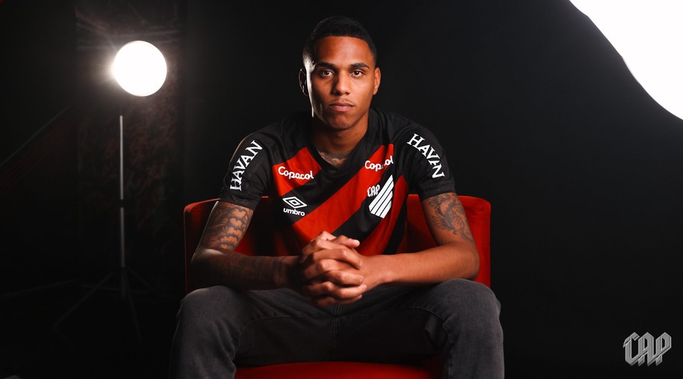 Athletico oficializa contratação do zagueiro Dantas para a temporada 2026