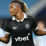 Palmeiras recua e evita valores exigidos pelo Botafogo na negociação por Danilo