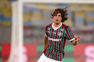 Ruan celebra estreia profissional no Fluminense com mensagem emocionante