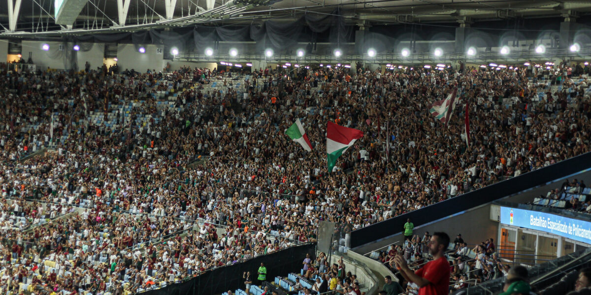 Torcida Força Flu celebra retorno aos estádios após três anos de afastamento