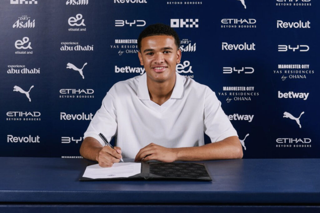 Jovem goleiro Pierce Charles assina com Manchester City e será emprestado ao QPR