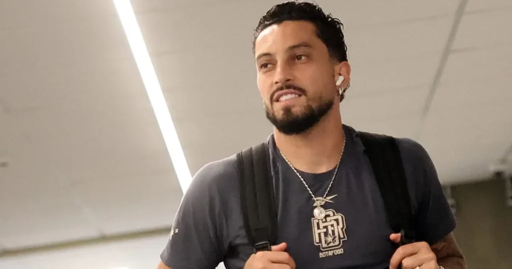 Botafogo planeja iniciar conversas por renovação de Alex Telles em agosto