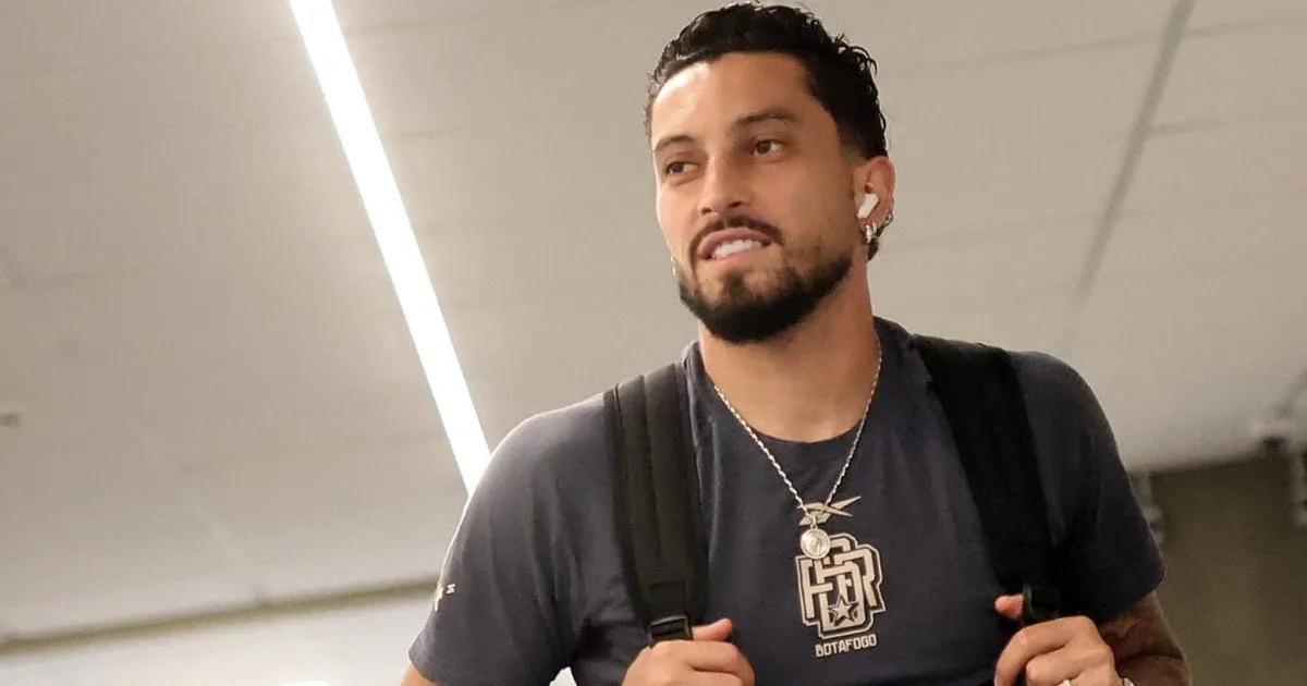 Botafogo planeja iniciar conversas por renovação de Alex Telles em agosto