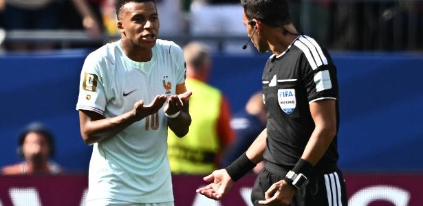 Mbappé aponta falha na arbitragem e desconcentração em pênalti perdido