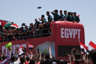 Seleção do Egito é recebida com festa histórica após campanha memorável na Copa do Mundo