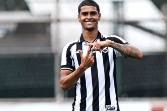 Botafogo negocia Bernardo Valim com Santa Clara em transação por Gabriel Batista