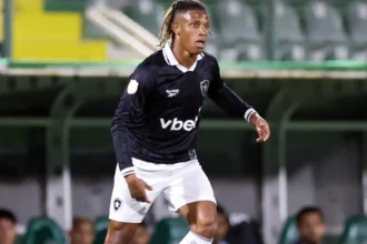 Botafogo recusa oferta do Palmeiras por Danilo e mira venda milionária para a Europa