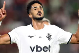 Imprensa espanhola aponta acerto próximo entre Real Oviedo e atacante Chris Ramos do Botafogo