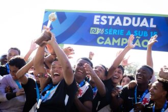 Vasco conquista o título estadual sub-15 com celebração intensa