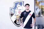 Vasco oficializa a contratação do lateral-esquerdo Paulinho até 2029