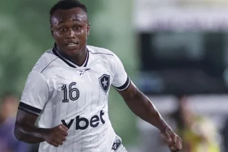Empréstimo de atacante do Botafogo a clube europeu avança com cláusula de compra