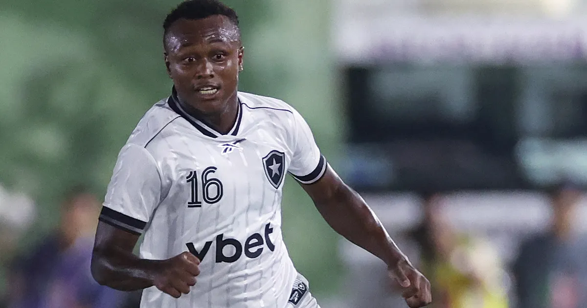 Empréstimo de atacante do Botafogo a clube europeu avança com cláusula de compra