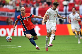 Noruega supera Inglaterra com gol decisivo de Andreas Schjelderup