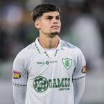 Paulinho é anunciado como novo lateral do Vasco em contrato até 2029
