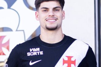 Semelhança física entre Paulinho e Gabriel Pec movimenta torcida do Vasco