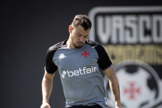 Hugo Moura deixa o Vasco e viaja para assinar com Al-fayha