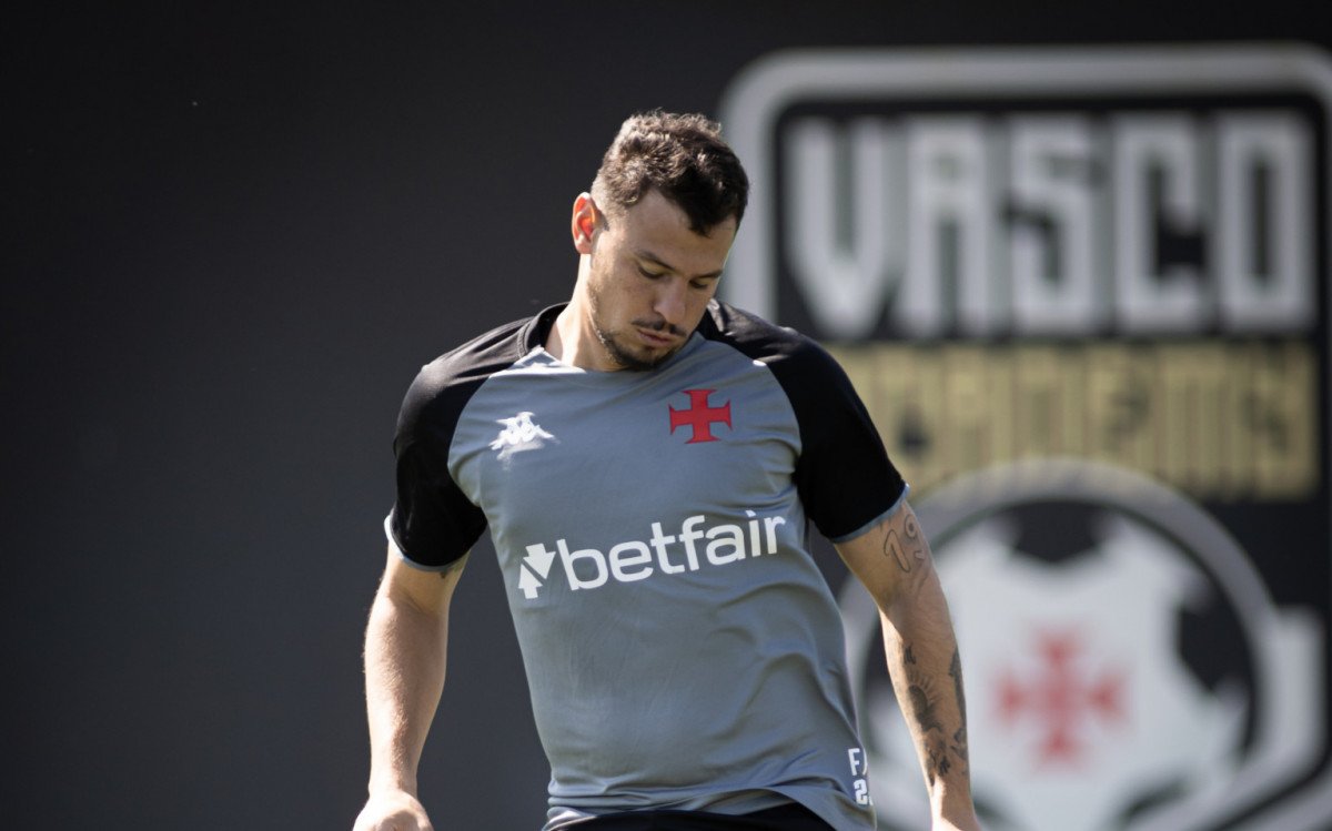 Hugo Moura deixa o Vasco e viaja para assinar com Al-fayha