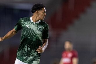 Goiás supera o CRB fora de casa com gol de pênalti de Cadu