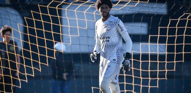 Hugo Souza reconhece impacto de salários atrasados no elenco do Corinthians