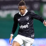 Botafogo avalia oferta milionária do Zenit pelo volante Danilo