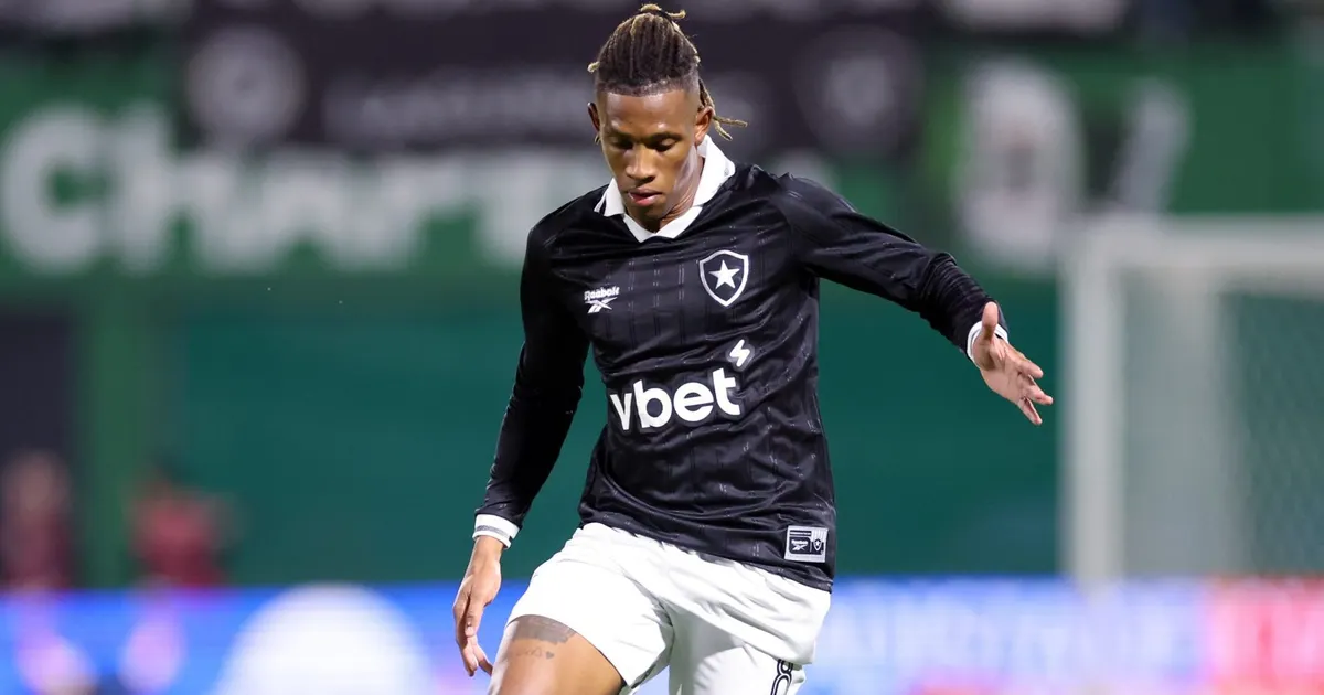 Botafogo avalia oferta milionária do Zenit pelo volante Danilo