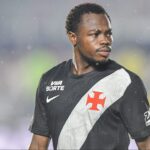 Andrez Gomes retorna ao elenco do Vasco para confronto decisivo contra o Vitória
