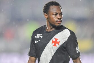 Andrez Gomes retorna ao elenco do Vasco para confronto decisivo contra o Vitória