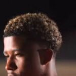 Andrey Santos relembra trajetória no Vasco durante apresentação no Manchester United