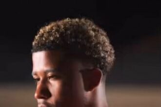 Andrey Santos relembra trajetória no Vasco durante apresentação no Manchester United