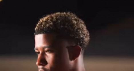 Andrey Santos relembra trajetória no Vasco durante apresentação no Manchester United