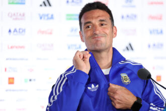 Scaloni define tática argentina para semifinal da Copa e recorda passagem na Inglaterra