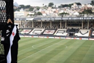Vasco recebe primeiros uniformes com estampa da Sportingbet para nova parceria