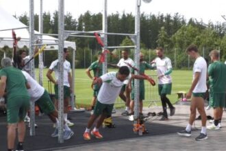 Nelson Deossa mantém rotina de treinos no Betis enquanto aguarda definição sobre futuro