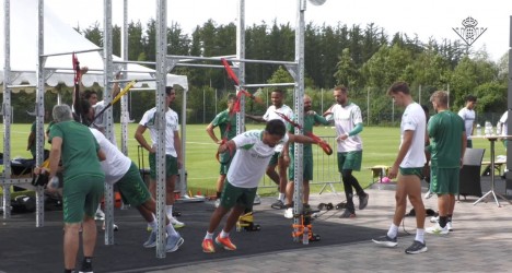 Nelson Deossa mantém rotina de treinos no Betis enquanto aguarda definição sobre futuro