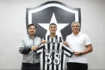 Botafogo estende contrato de Victor Hugo, promessa de 16 anos, até 2030