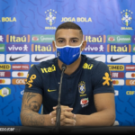 Vasco inicia sondagem por zagueiro Diego Carlos mas enfrenta obstáculos financeiros