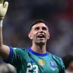 Aston Villa enfrenta críticas de torcedores após parabenizar Dibu Martínez