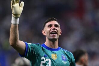 Aston Villa enfrenta críticas de torcedores após parabenizar Dibu Martínez
