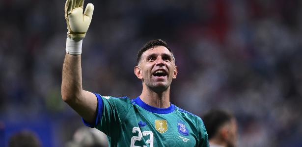 Aston Villa enfrenta críticas de torcedores após parabenizar Dibu Martínez