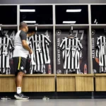 Botafogo define escalação com Léo Linck e aposta em jovem de 17 anos contra o Santos