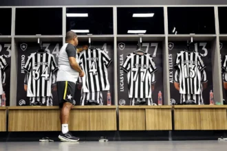 Botafogo define escalação com Léo Linck e aposta em jovem de 17 anos contra o Santos