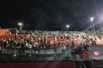 Torcida do Vasco marca presença no Barradão sob iluminação precária